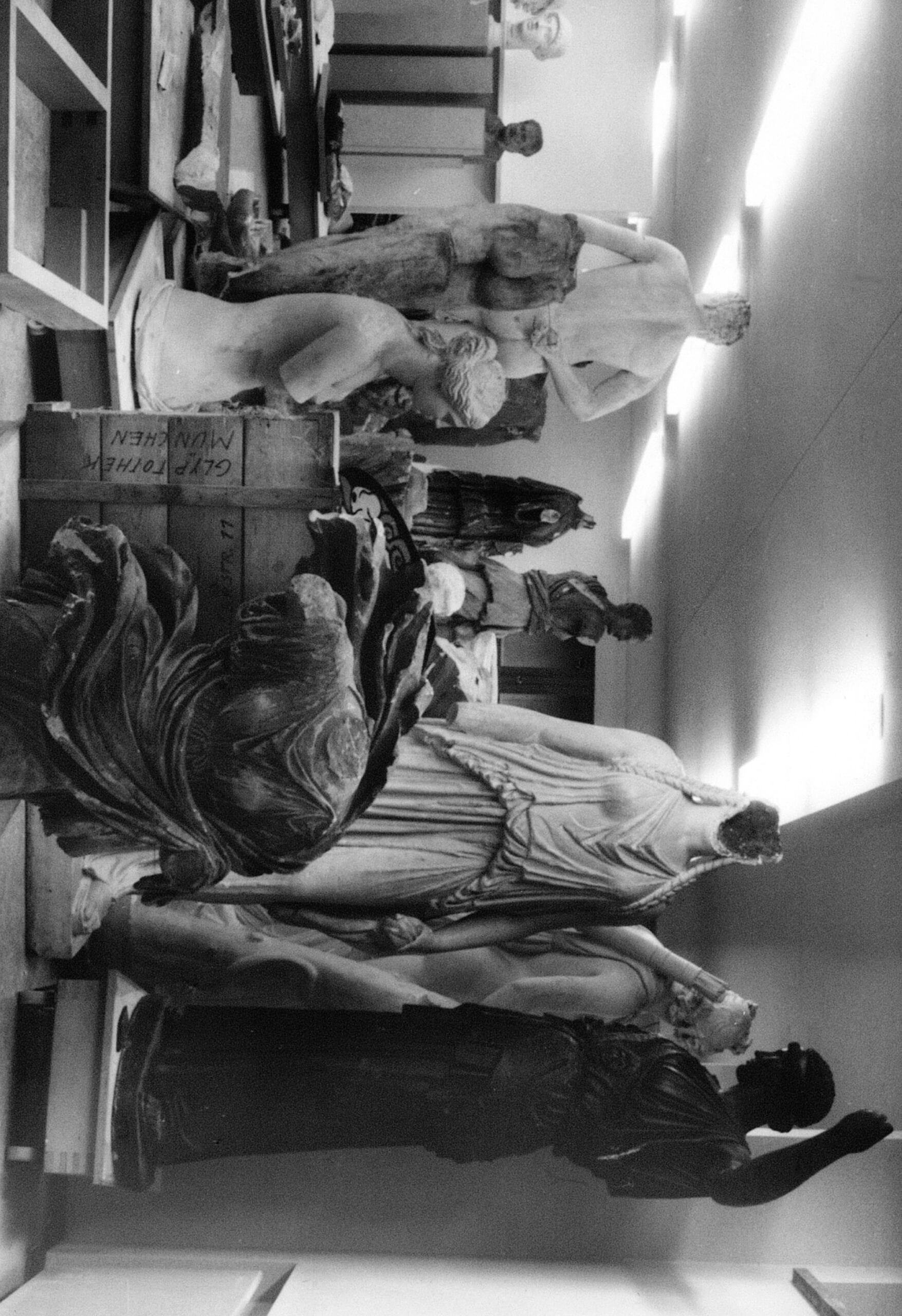 „Wie Phönix aus der Asche“ – eine Aufnahme der Gipse (um 1968) in ruiniertem Zustand (Foto: © Johannes Gutenberg-Universität Mainz, Klassische Archäologie)