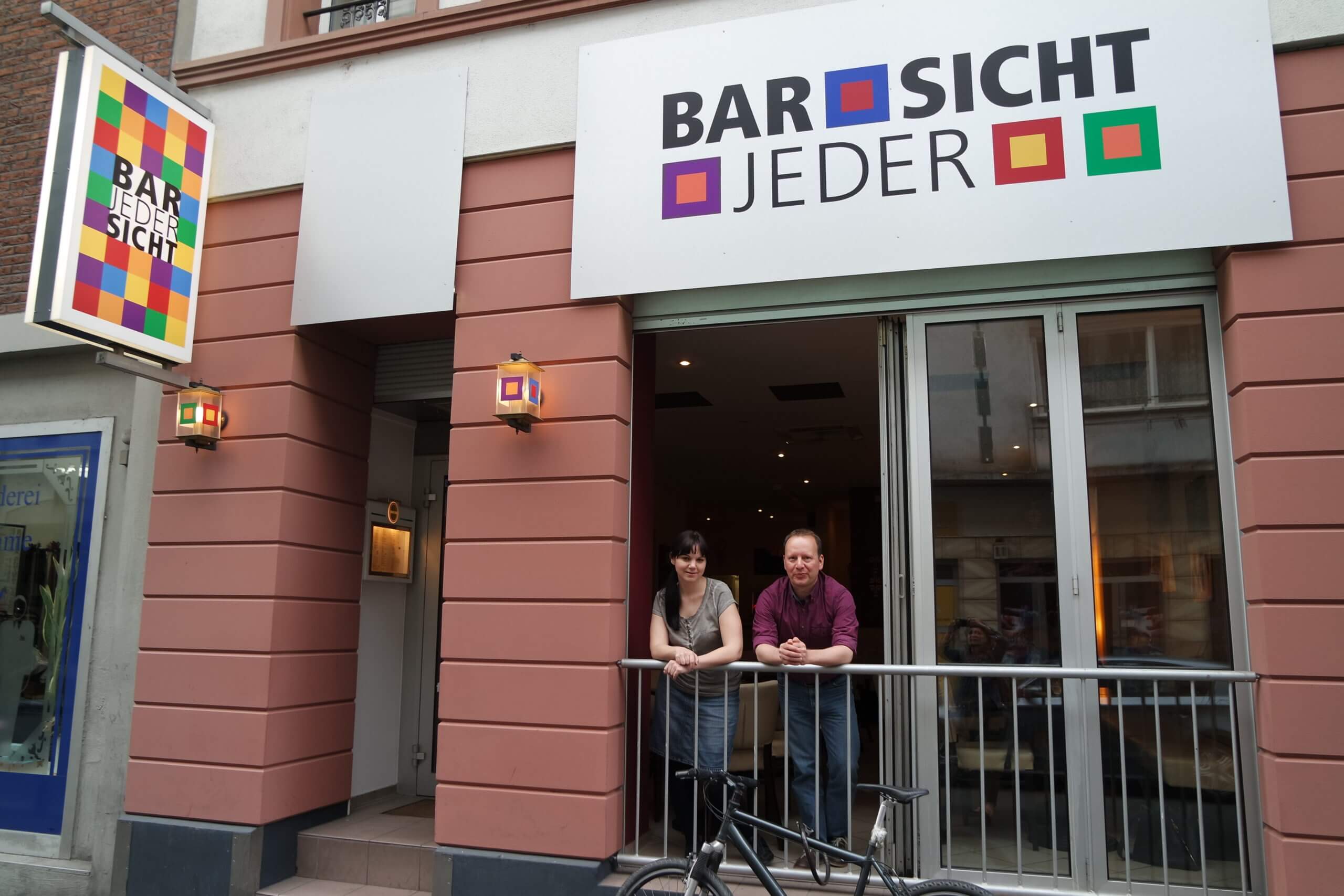 Marina und Andreas sind beide im Vorstand des LBSK e.V. , der die "Bar jeder Sicht" betreibt.
